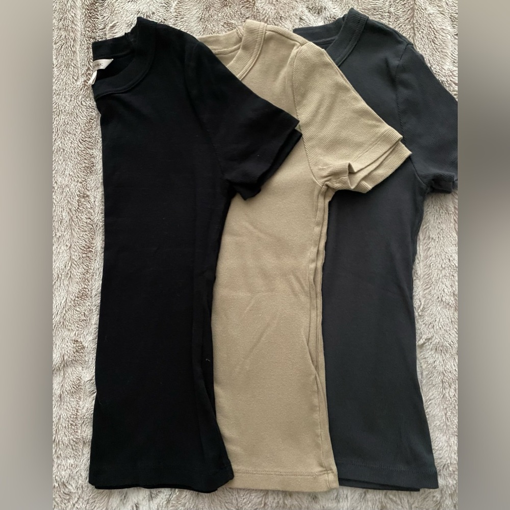 (3) Women’s Banana Republic ribbed fitted crew neck tees Size XS black grey tan